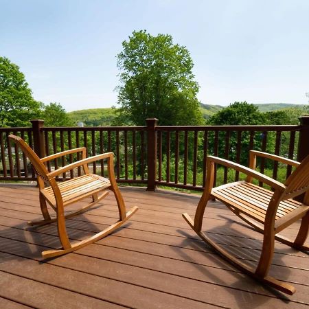 Berkshire Vacation Rentals: Great Barrington Cabin Sleeps 14 Walk To Town Exterior foto