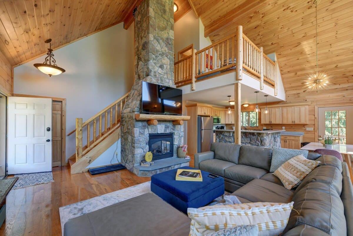 Berkshire Vacation Rentals: Great Barrington Cabin Sleeps 14 Walk To Town Exterior foto