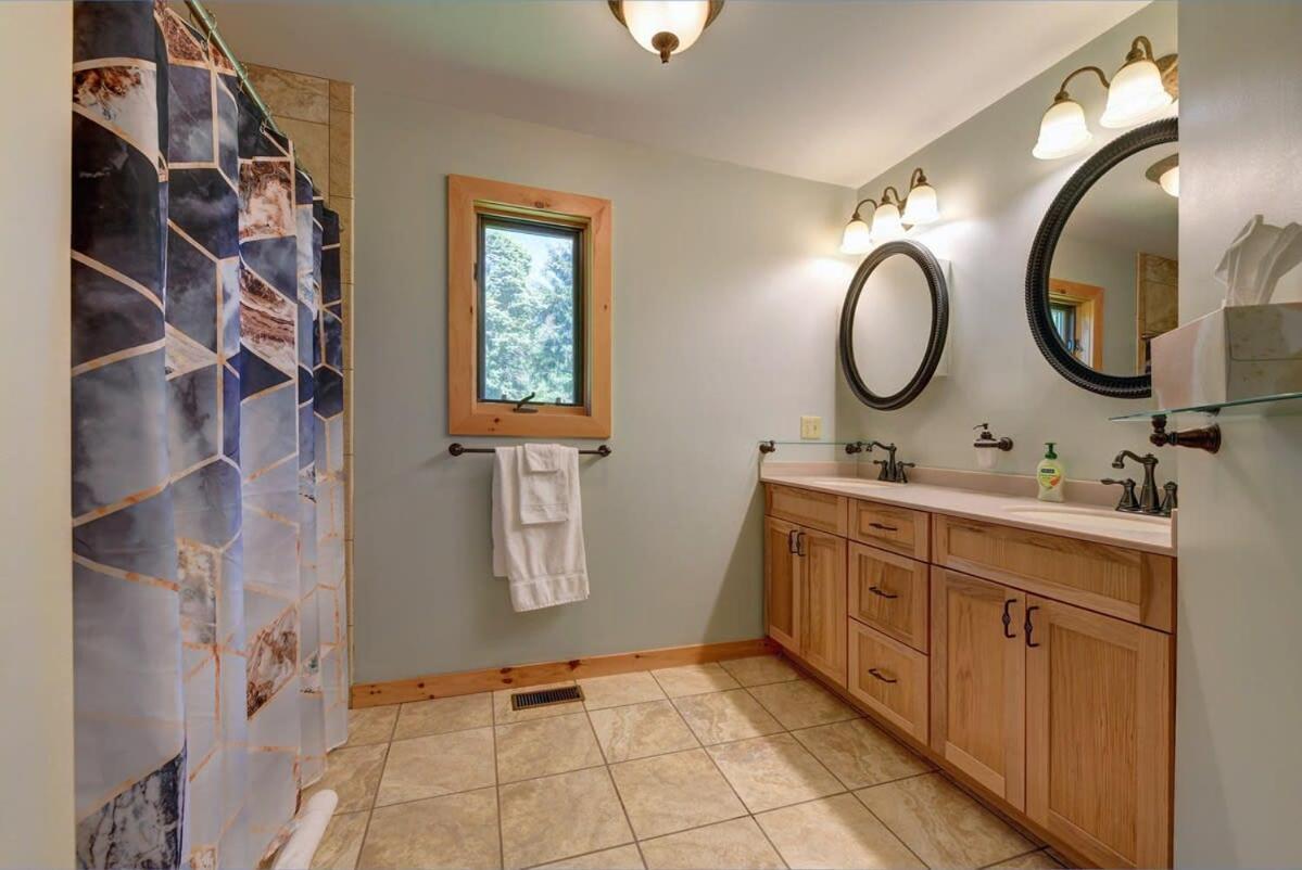 Berkshire Vacation Rentals: Great Barrington Cabin Sleeps 14 Walk To Town Exterior foto
