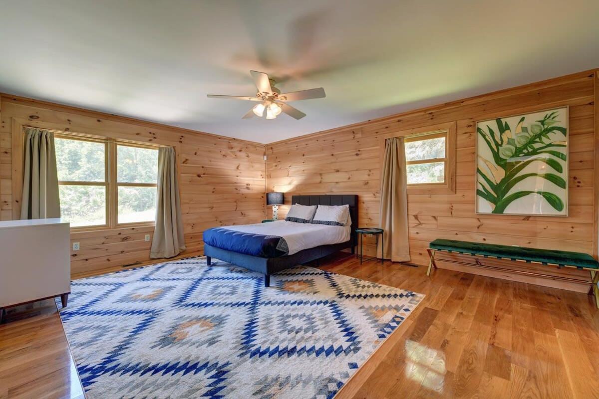 Berkshire Vacation Rentals: Great Barrington Cabin Sleeps 14 Walk To Town Exterior foto