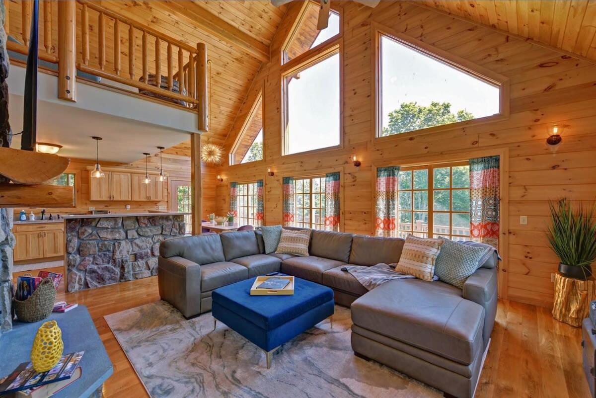 Berkshire Vacation Rentals: Great Barrington Cabin Sleeps 14 Walk To Town Exterior foto